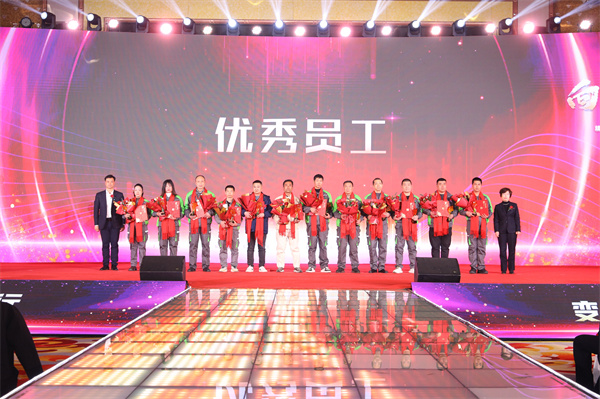 02集團總裁助理黃幼仙女士、江志國先生為優(yōu)秀員工（第二批）獲得者頒獎.jpg